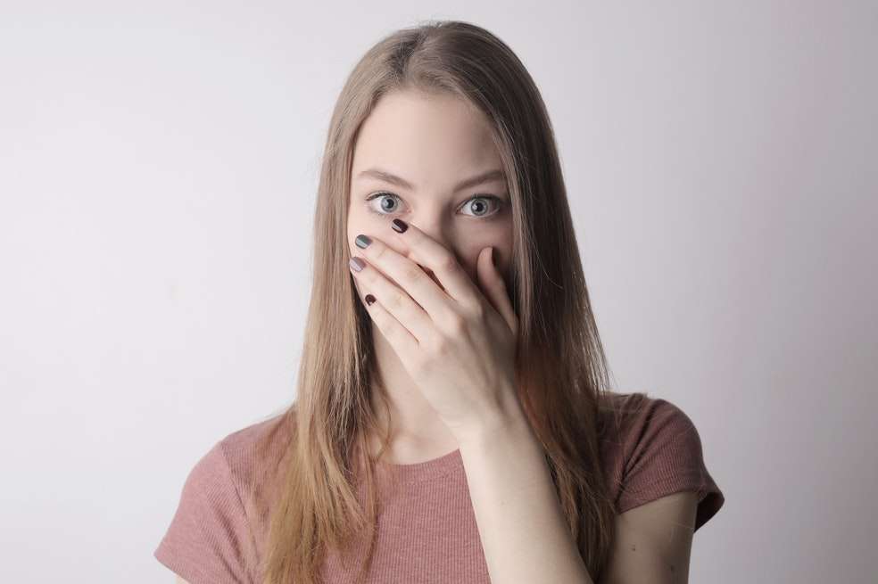 Piscis:
Las personas nacidas bajo este signo son muy amigables y pueden comprender muy bien a los demás. Sin embargo, al momento de manejar grandes audiencias o estar en una conversación muy íntima, los Piscis se pueden bloquear y su timidez sale a flote.
La confianza en sí mismos no es precisamente el fuerte de este signo zodiacal, así que temen que los demás los perciban de forma incorrecta y por eso les da miedo esos tipos de interacción. Además, si bien son excelentes para descifrar y ponerse en los zapatos de los demás, los Piscis no tienden a depositar mucha confianza en desconocidos por temor a que los puedan herir.