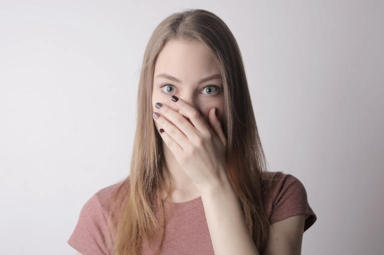 Piscis:
Las personas nacidas bajo este signo son muy amigables y pueden comprender muy bien a los demás. Sin embargo, al momento de manejar grandes audiencias o estar en una conversación muy íntima, los Piscis se pueden bloquear y su timidez sale a flote.

La confianza en sí mismos no es precisamente el fuerte de este signo zodiacal, así que temen que los demás los perciban de forma incorrecta y por eso les da miedo esos tipos de interacción. Además, si bien son excelentes para descifrar y ponerse en los zapatos de los demás, los Piscis no tienden a depositar mucha confianza en desconocidos por temor a que los puedan herir.