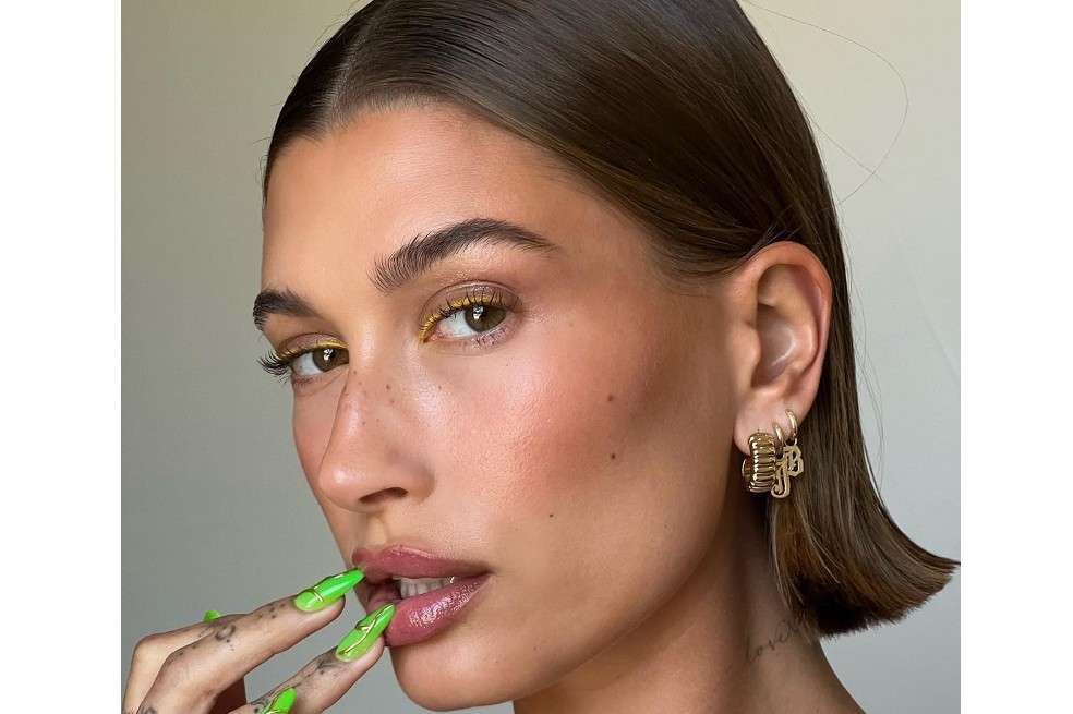 Maquillaje de ojos Hailey Bieber