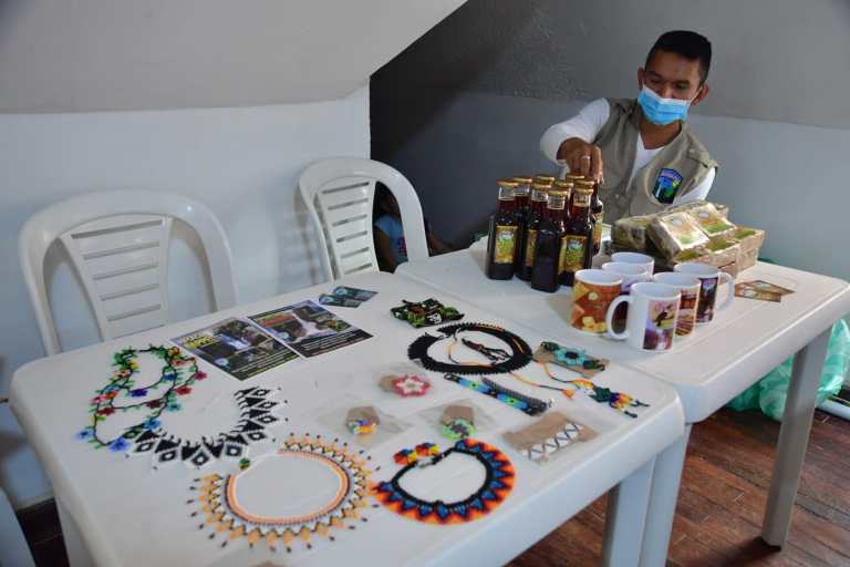 Las artesanías también serán protagonistas del mercadillo. Emprendimientos de paz como Tejidos Chakana están presentes y producirán aretes, pulseras, cinturones, correas para cámaras y guitarras, monederos y camisas. Todos, con diseños únicos, por lo que los precios van desde 80 mil hasta 120 mil pesos.