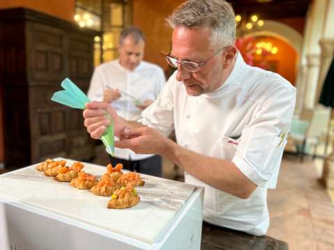 “Aunque tenga estrellas Michelin, seguiré cocinando con el corazón”: chef Alain Roux