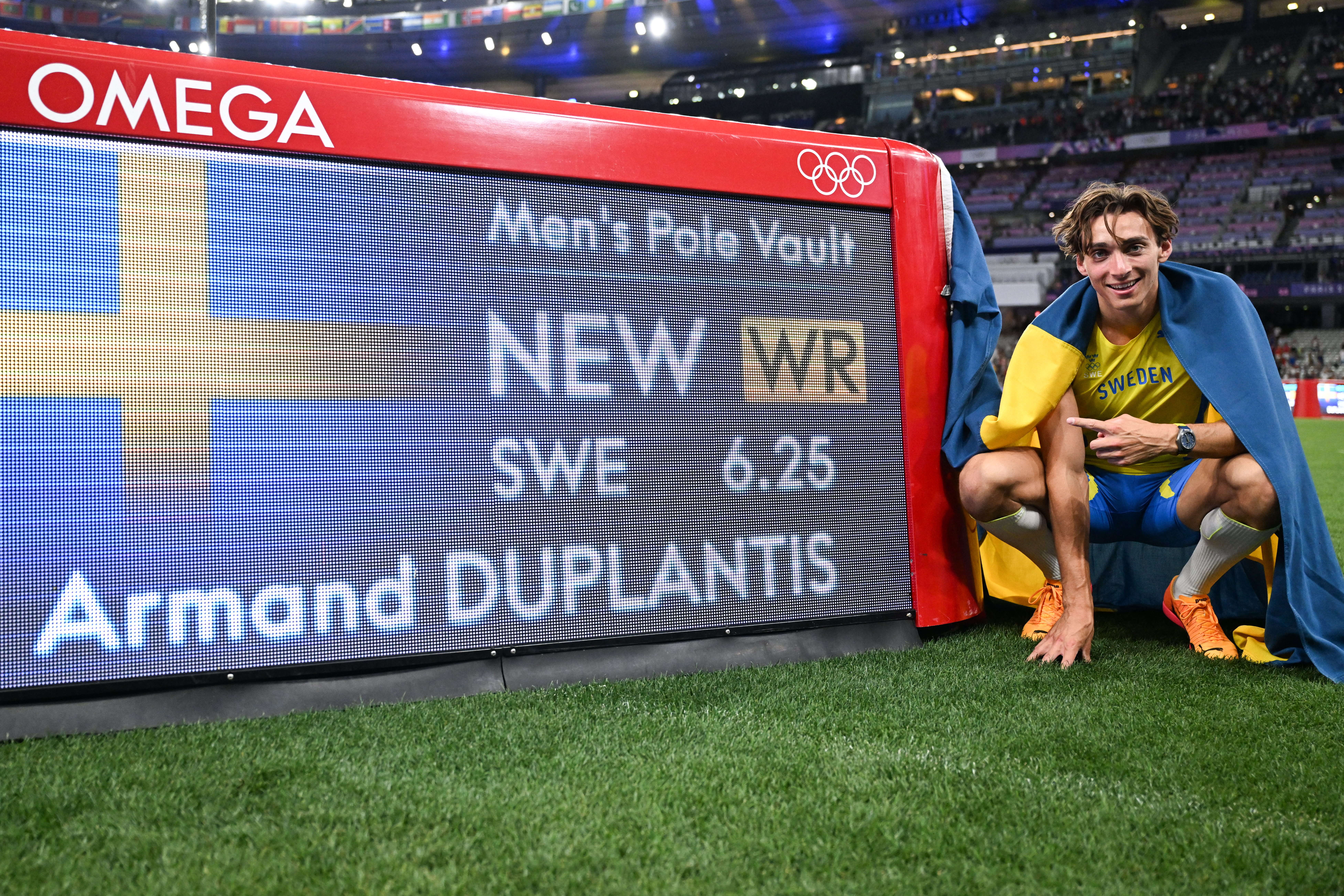 El ganador, el sueco Armand Duplantis, celebra el nuevo récord mundial tras la final masculina de salto con pértiga de la prueba de atletismo de los Juegos Olímpicos de París 2024