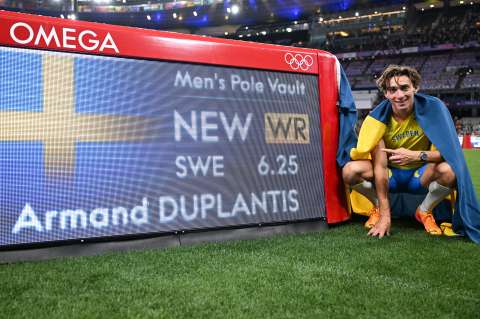 Vea la emocionante celebración de Duplantis tras romper el récord mundial: video