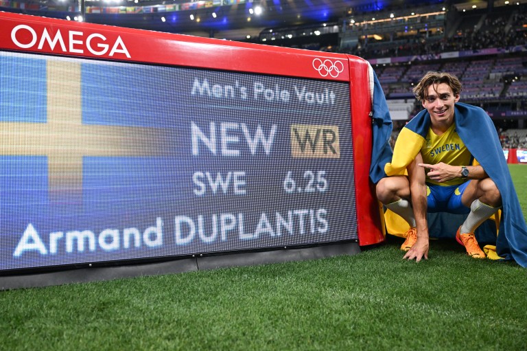 Vea la emocionante celebración de Duplantis tras romper el récord mundial: video