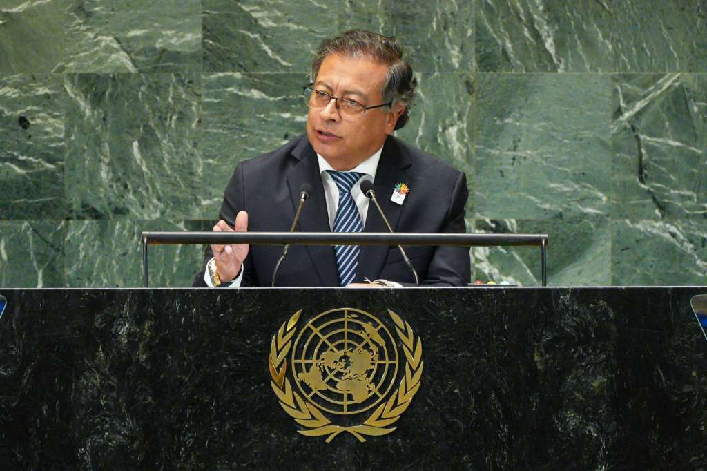 El principal objetivo del discurso del presidente Gustavo Petro en la Asamblea General de Naciones Unidas es dejar la imagen de que Colombia es una nación que busca frenar el cambio climático y transitar hacia energías limpias. Busca posicionar la COP16, que se realizará en menos de un mes en Cali y que no ha estado lejana de las dudas por su logística y su seguridad. El relato sobre el presunto freno a su mandato también gravitaría en su intervención.