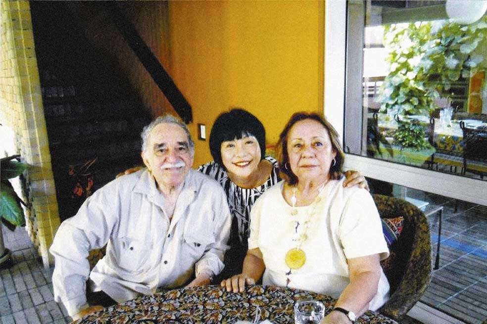 Gabriel García Márquez, con su esposa Mercedes Raquel Barcha y su traductora al japonés, Satoko Tamura. / Archivo particular