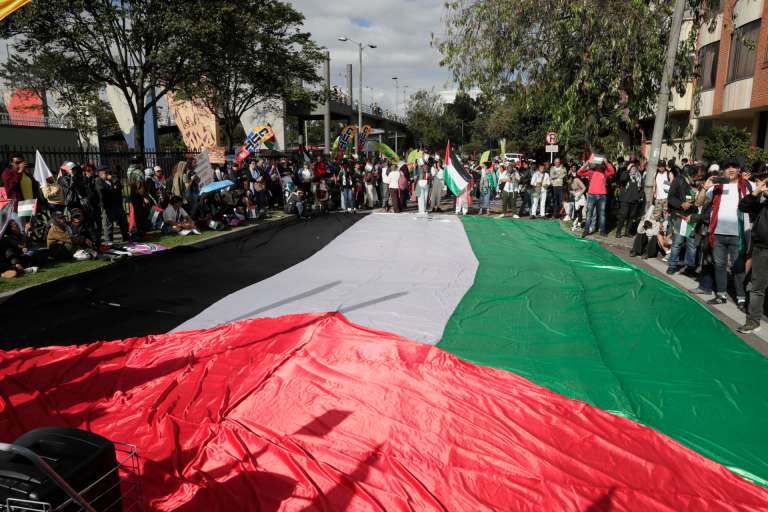AME5688. BOGOTÁ (COLOMBIA), 07/10/2025.- Personas participan en una manifestación en apoyo a Palestina y contra la guerra en Gaza con motivo del segundo aniversario del ataque de Hamás contra Israel, este martes en Bogotá (Colombia). EFE/ Carlos Ortega