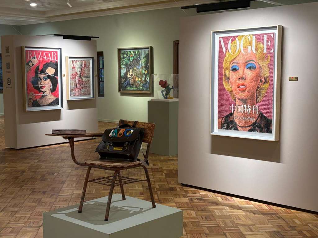 La exposición "El paraíso está en otro lado" de Harold Rubio, que se expone actualmente en la galería de Casa República, recrea elementos de la cultura popular a través de la plastilina.