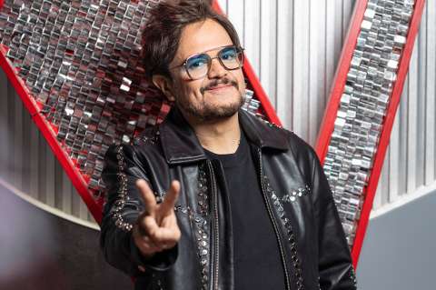 Aleks Syntek publicó fotos sin prótesis capilar y las borró segundos después. Así luce