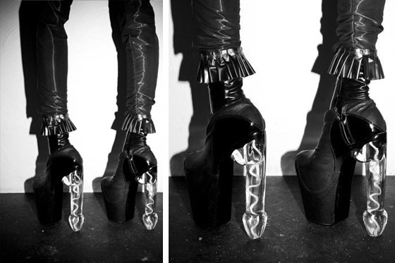 En los extravagantes tacones de Lady Gaga