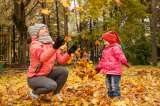 Pediatras hacen un llamado a los padres para que jueguen "cara a cara" con sus hijos