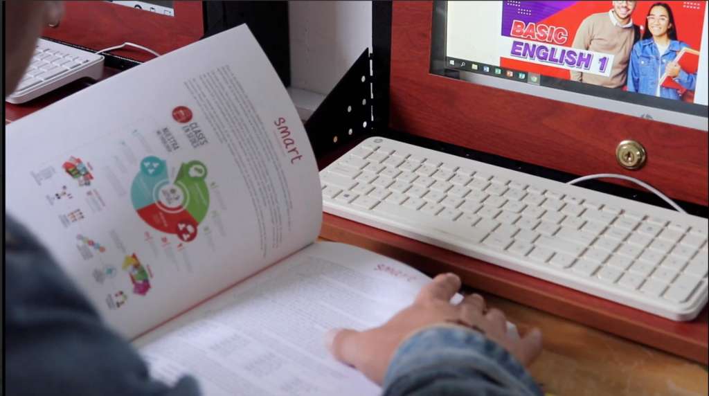 Personas privadas de la libertad están recibiendo clases de inglés, para preparar su reintegración a la sociedad y el mundo laboral.
