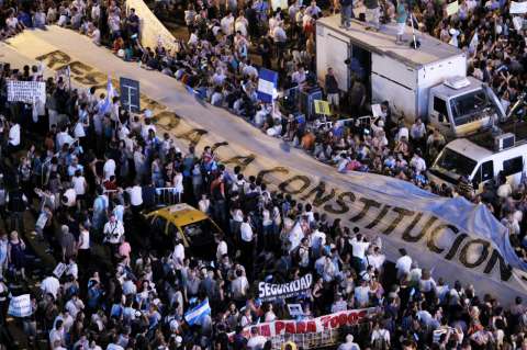 Un mar de manifestantes en el "Cacerolazo"