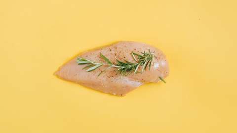 ¿Por qué el pollo no debe lavarse antes de cocinarlo?