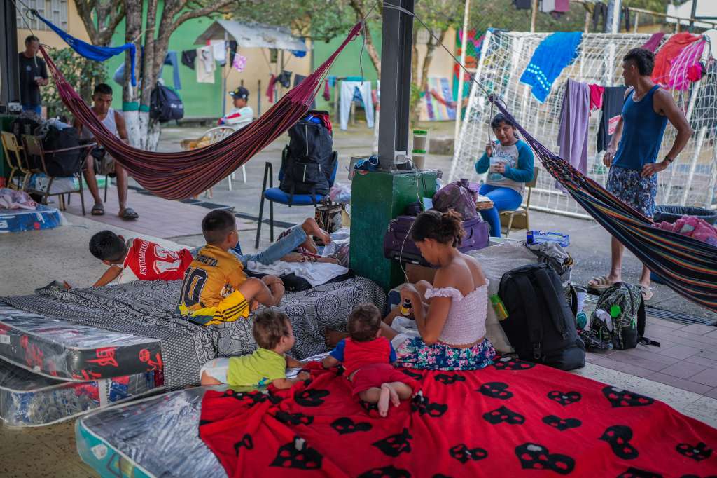 Las familias que no alcanzaron a ser ubicadas en los salones de clase, extendieron hamacas y pusieron colchonetas en el suelo del coliseo cubierto del colegio.