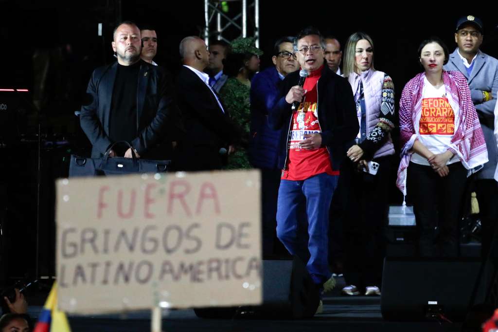 AME1281. BOGOTÁ (COLOMBIA), 24/10/2025.- El presidente de Colombia, Gustavo Petro, habla en la plaza de Bolívar este viernes, en Bogotá (Colombia). Miles de colombianos se concentraron en Bogotá, convocados por Petro, para empezar a recolectar firmas e impulsar una asamblea constituyente, además de expresar su respaldo al mandatario en medio de la escalada de tensiones con Estados Unidos por la lucha antidrogas. EFE/ Carlos Ortega
