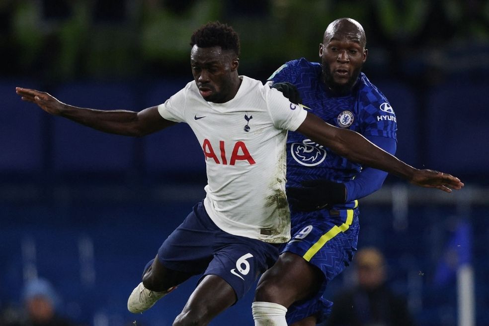 Dávinson Sánchez disputa una pelota con Romelu Lukaku.