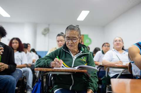 Adultas mayores podrán terminar sus estudios en Medellín: hay cupos en 45 colegios