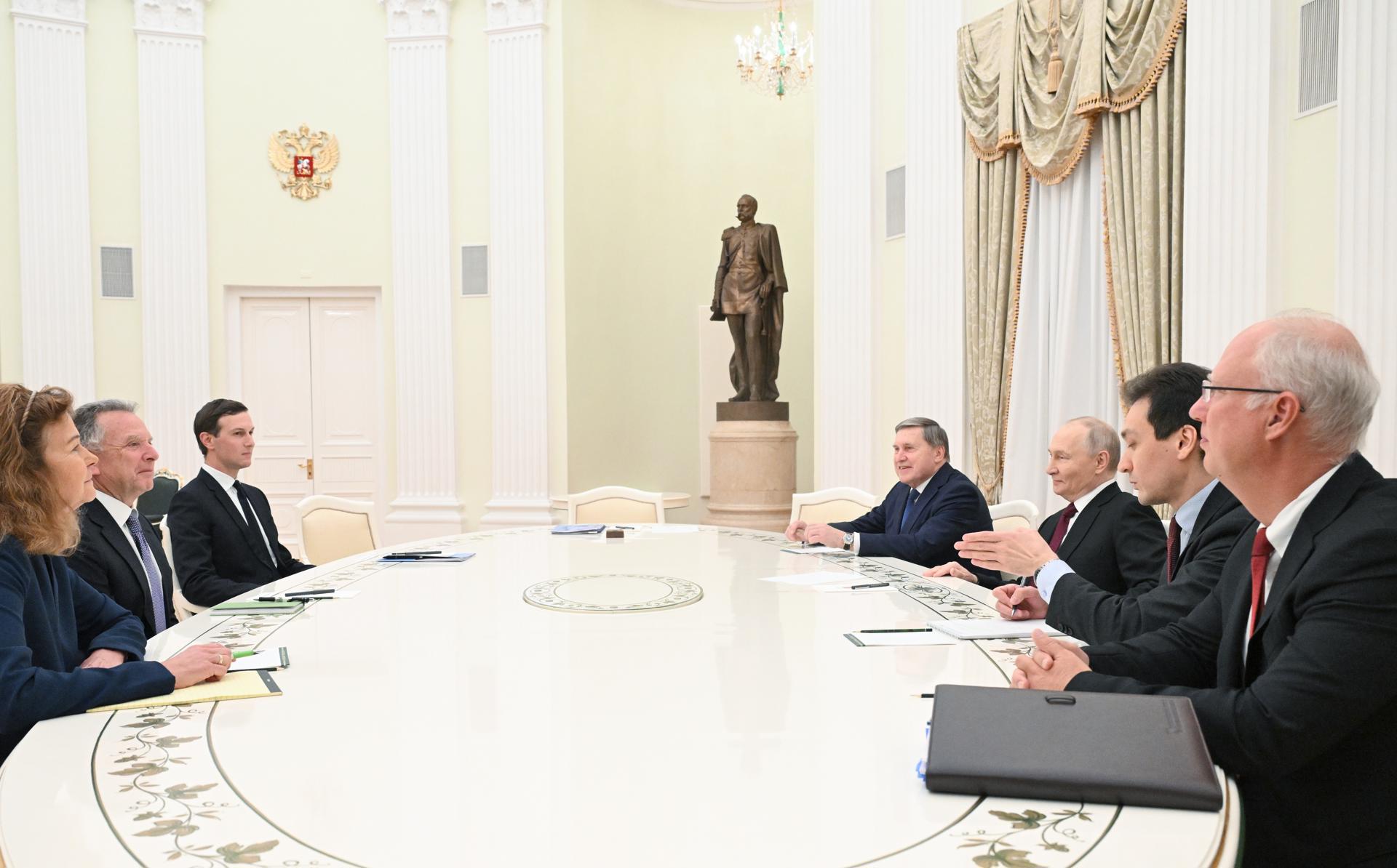 MOSCOW (Russian Federation), 02/12/2025.- Russian President Vladimir Putin (3-R) meets with US Presidential Envoy Steve Witkoff (2-L) and Trump's son-in-law Jared Kushner (3-L) at the Kremlin in Moscow, Russia, 02 December 2025. Putin received Witkoff and Kushner to discuss US President Trump's 'peace plan' for Ukraine. (Rusia, Ucrania, Moscú) EFE/EPA/KRISTINA KORMILITSINA / SPUTNIK / KREMLIN POOL MANDATORY CREDIT