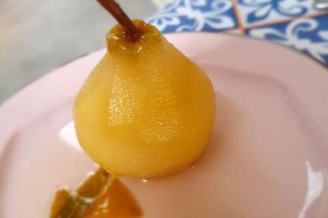Receta para preparar peras al cava con perfume de jengibre y cidrón