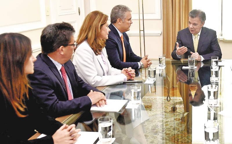 Reunión de empalme entre los dos gobiernos, incluido el nuevo ministro de Hacienda, Alberto Carrasquilla. / Presidencia