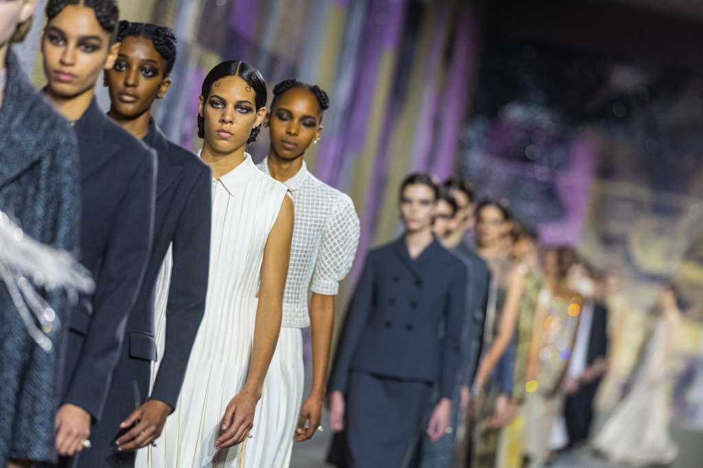 Paris (France), 23/01/2023.- Models present creations from the Spring/Summer 2023 Haute Couture collection by Italian designer Maria Grazia Chiuri for Dior fashion house during the Paris Fashion Week, in Paris, France, 23 January 2023. The presentation of the Haute Couture Women's collections runs from 23 to 26 January 2023. (Moda, Francia) EFE/EPA/CHRISTOPHE PETIT TESSON