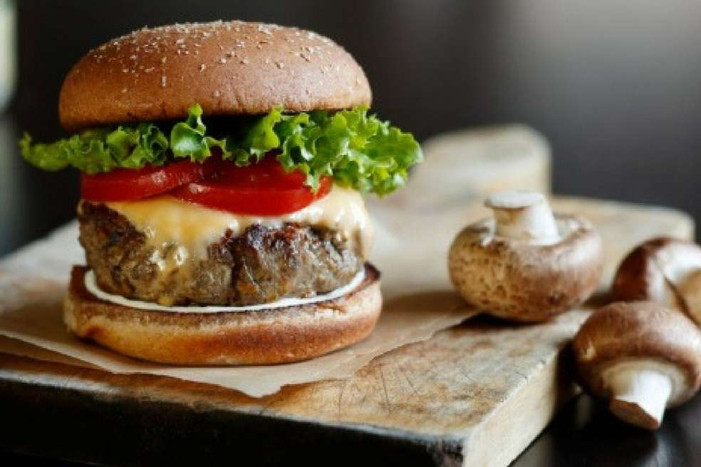 Hamburguesas con setas para conservar el medio ambiente. Sustituir el 30 % de su carne equivale a retirar 2,3 millones de vehículos. / EFE/John Valls/Mushroom Council