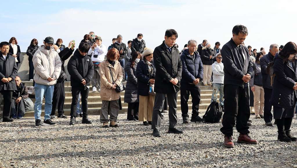 NATORI (Japan), 11/03/2025.- People observe a minute of silence for the victims at the earthquake time of 14:46 pm, in Natori, Miyagi prefecture, Japan, 11 March 2025. Japan marks the 14th anniversary of the magnitude 9.0 earthquake and tsunami that struck Japan's northeast coast on 11 March 2011, triggering the nuclear accident at Tokyo Electric Power Company's Fukushima Daiichi Nuclear Power Plant that resulted in over 19,000 disaster-related deaths and at least 2,520 people still missing, according to the National Police Agency. (Terremoto/sismo, Japón, Tokio) EFE/EPA/JIJI PRESS JAPAN OUT EDITORIAL USE ONLY