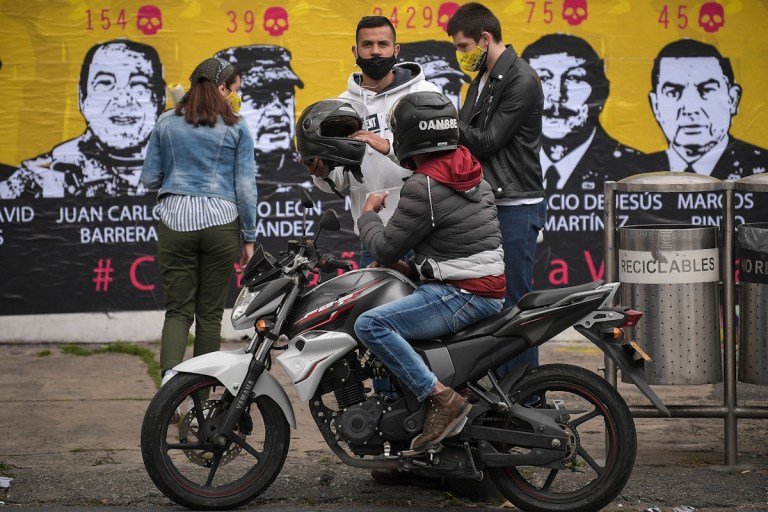 Minutos después de instalarlo dos hombres en motocicleta llegaron al sitio a preguntar los nombres de quiénes lo habían puesto.