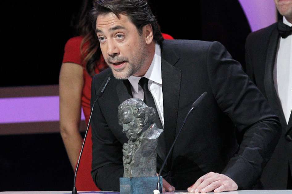 El actor Javier Bardem agradece el Goya a la mejor película documental que ha recibido por su trabajo de productor en "Hijos de las nubes, la última colonia". / Efe