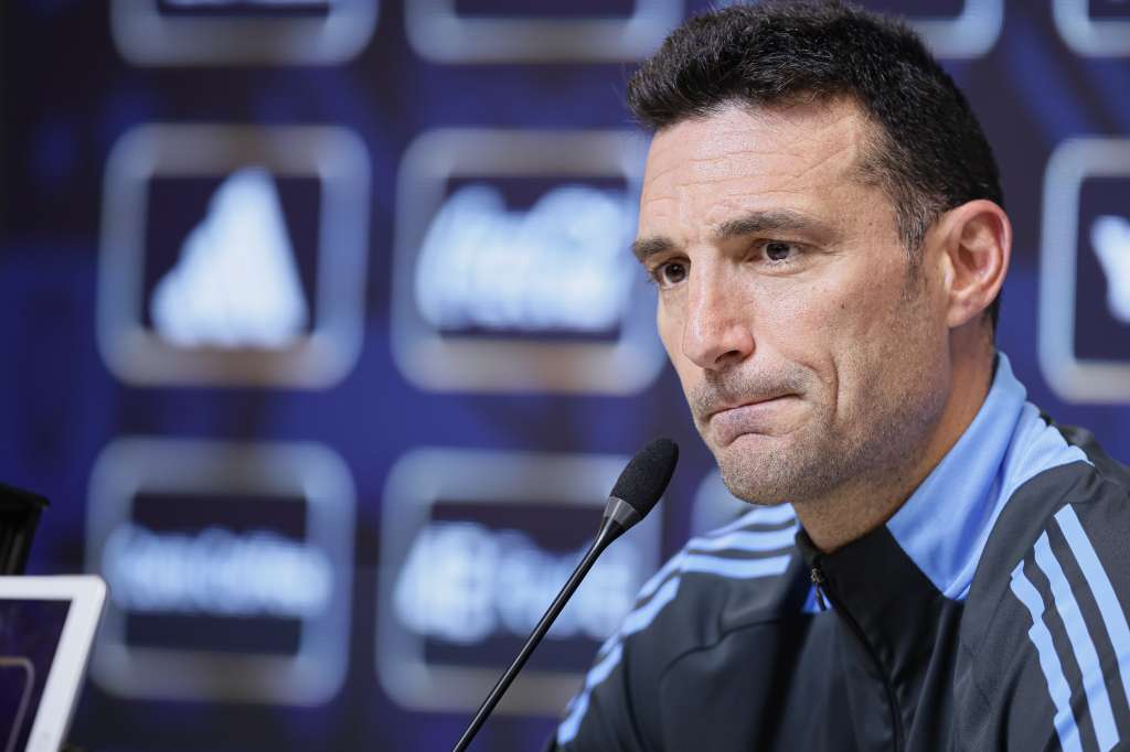 AME999. BUENOS AIRES (ARGENTINA), 20/03/2025.- El entrenador de la selección argentina, Lionel Scaloni, habla durante una rueda de prensa este jueves, en el Predio Deportivo Lionel Andrés Messi de Ezeiza (Argentina). EFE/ Juan Ignacio Roncoroni