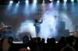 Momento en el que tsunami sorprende a asistentes de concierto en Indonesia