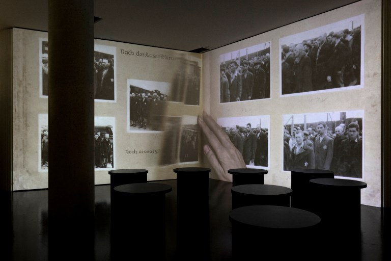 París se asoma al testimonio fotográfico de los nazis en Auschwitz