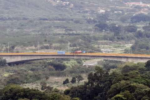 Venezuela refuerza bloqueo de puente fronterizo con Colombia