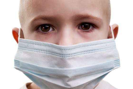 Un niño paciente de cáncer muestra un lazo dorado con motivo de la campaña de sensibilización del cáncer infantil, en Bombay, India. / EFE / Divyakant Solanki