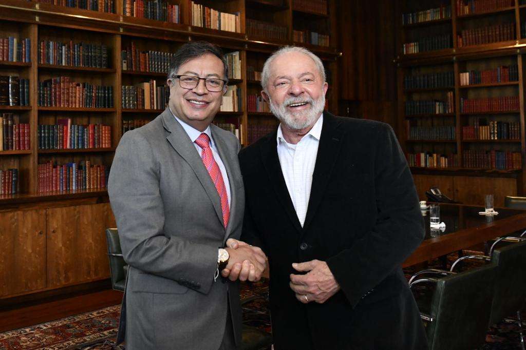 Encuentro bilateral entre Gustavo Petro y Luiz Inácio Lula da Silva, quienes se comprometieron a trabajar por el cuidado de la Amazonía.