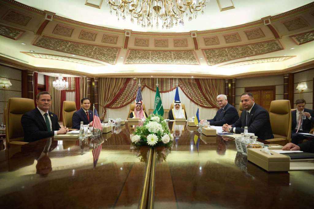 YEDA 11 mar (EFE).- Una delegación ucraniana de alto nivel se reúne ya en la ciudad saudí de Yeda con representantes de EE.UU., en el primer encuentro que se celebra en Arabia Saudí entre dirigentes de ambos países en el marco de los esfuerzos de Washington por impulsar una negociación entre Moscú y Kiev para poner fin a la guerra ruso-ucraniana. La reunión está encabezada en el lado ucraniano por el jefe de la oficina presidencial de Ucrania, Andrí Yermak (d); el ministro de Exteriores, Andrí Sibiga; el de Defensa, Rustem Umérov, y el asesor de la presidencia ucraniana en asuntos de defensa, el militar Pavló Palisa, que ha estudiado en EE.UU. y tiene experiencia de combate en el frente. La delegación estadounidense incluye al secretario de Estado, Marco Rubio (2i), al consejero de Seguridad Nacional, Mike Watlz, y al representante de la Casa Blanca para Oriente Medio y amigo personal del presidente Donald Trump, Steve Witkloff. EFE/ Oficina Presidencial de Ucrania - SOLO USO EDITORIAL/SOLO DISPONIBLE PARA ILUSTRAR LA NOTICIA QUE ACOMPAÑA (CRÉDITO OBLIGATORIO) -