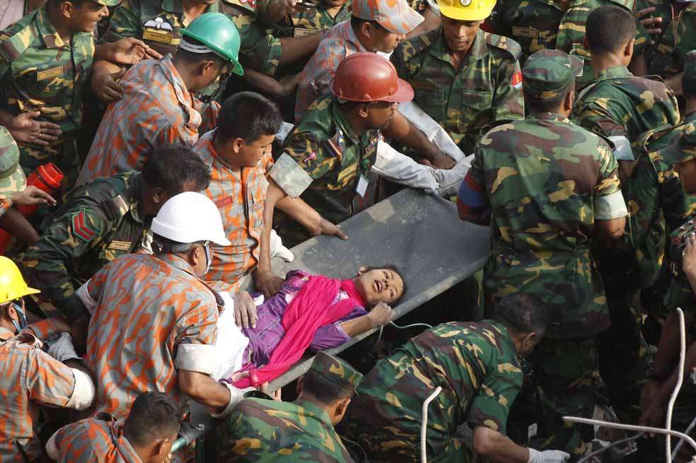 Una mujer fue rescatada 17 días después del colapso del edificio Rana Plaza, ocurrido el 23 de abril. / AFP