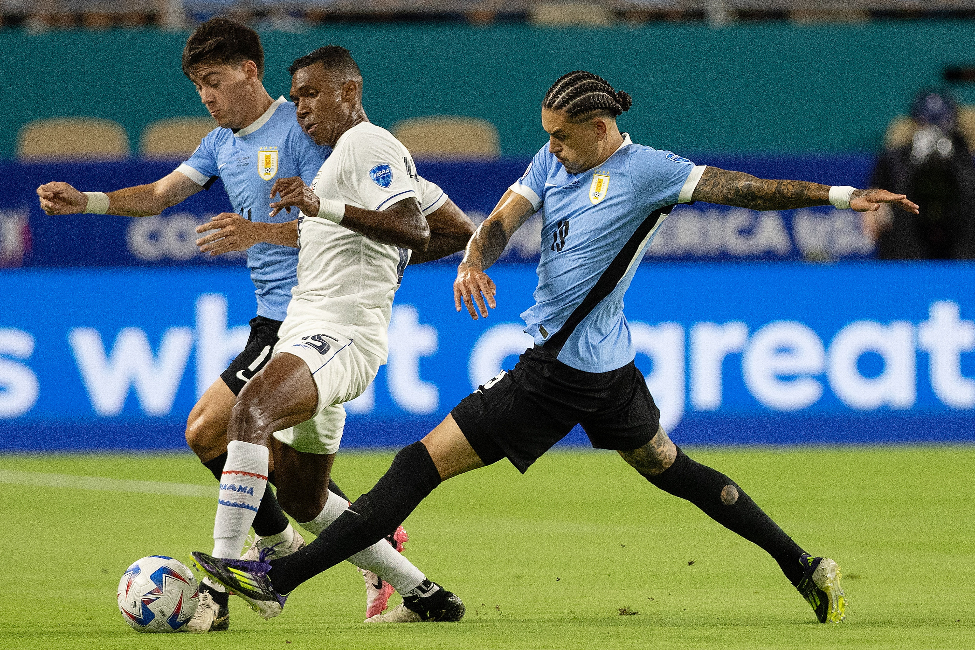 Miami (United States), 23/06/2024.- Panama defender Roderick Miller (C) battles with Uruguay forward Facundo Pellistri (L) and Uruguay forward Darwin Nunez (R) during the first half of the CONMEBOL Copa America 2024 group C match between Uruguay and Panama, in Miami, Florida, USA 23 June 2024. EFE/EPA/CRISTOBAL HERRERA-ULASHKEVICH