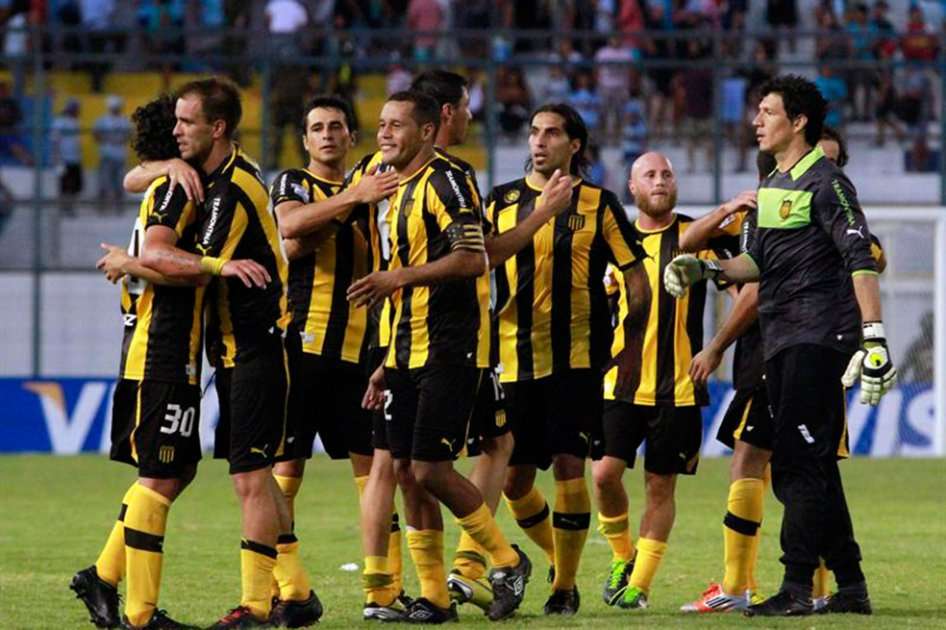 Jugadores de Peñarol celebran la victoria conseguida frente a Emelec.