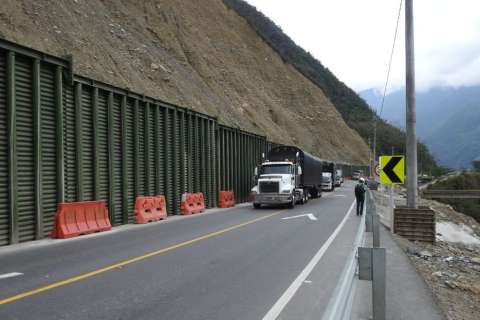 Cierre preventivo en la vía al Llano tras caída de piedra