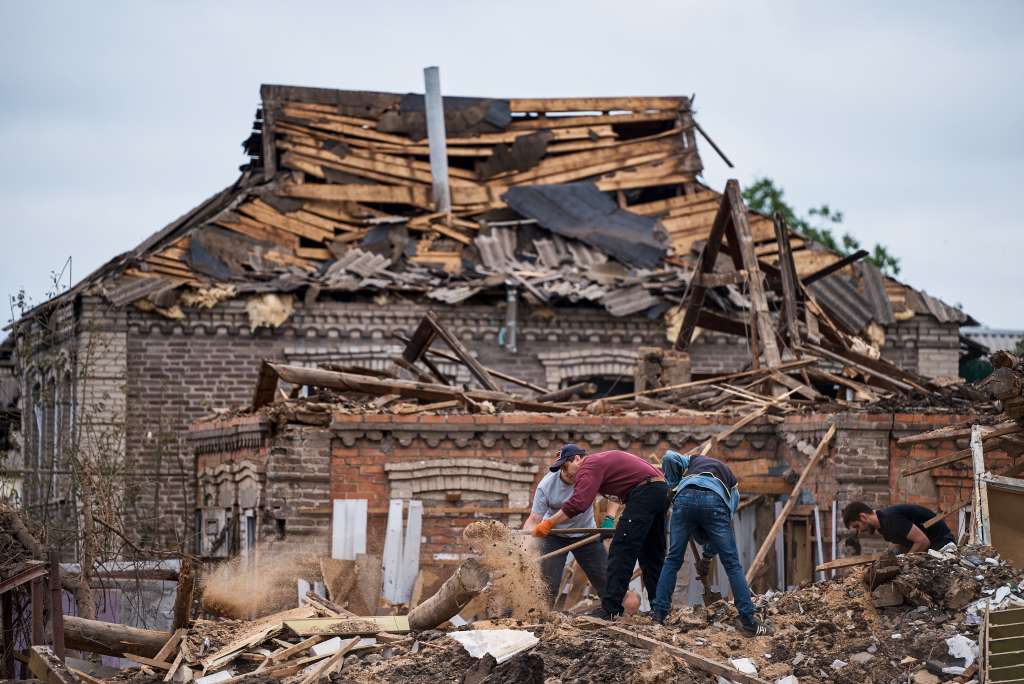 Kramatorsk (Ukraine), 14/06/2023.- Locals remove debris at the site of a damaged building after a missile strike in Kramatorsk, Donetsk region, eastern Ukraine, 14 June 2023, amid the Russian invasion. At least two people were killed and two others injured after a missile attack on Kramatorsk, the head of the civil administration of Donetsk region, Pavlo Kyrylenko reported. In Kostyantynivka, one person died and another was injured as a result of a rocket attack, Kyrylenko added. Russian troops entered Ukraine on 24 February 2022 starting a conflict that has provoked destruction and a humanitarian crisis. (Atentado, Rusia, Ucrania) EFE/EPA/YEVGEN GONCHARENKO