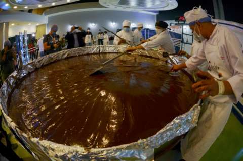 En Venezuela hacen moneda de chocolate más grande del mundo