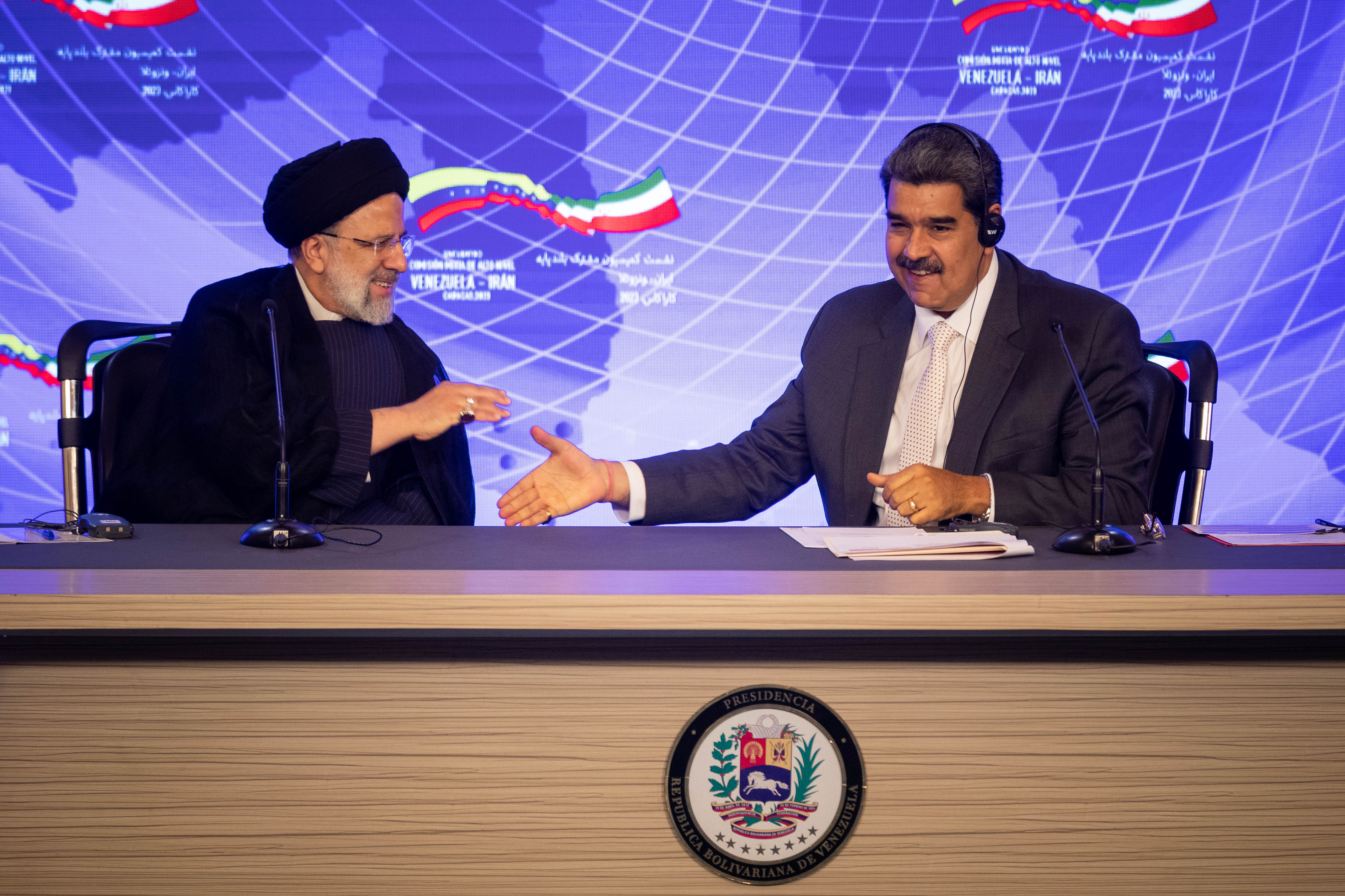 AME6212. CARACAS (VENEZUELA), 12/06/2023.- El presidente de Venezuela, Nicolás Maduro (der.), recibe a su homólogo de Irán, Ebrahim Raisí, durante una declaración conjunta hoy, en Caracas (Venezuela). Maduro y Raisí, respectivamente, suscribieron este lunes, al menos, una docena de acuerdos en materia de petroquímica, transporte, minería y otras áreas, con los que esperan multiplicar la cooperación bilateral para los próximos 20 años. EFE/ Rayner Peña
