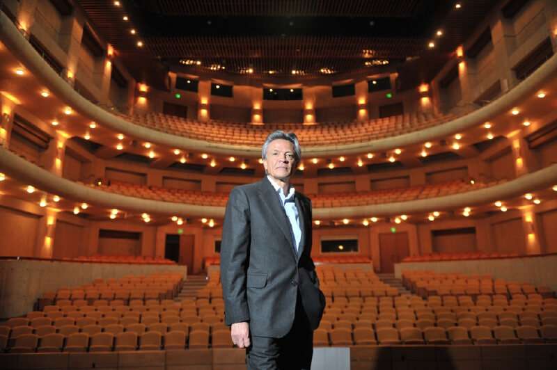 Ramiro Osorio en el Teatro Mayor Julio Mario Santo Domingo, escenario que dirige desde su fundación. / Gustavo Torrijos - El Espectador