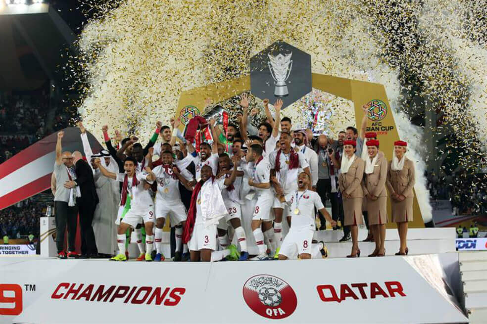 los jugadores de la selección de Catar levantan el trofeo de la Copa de Asia tras vencer en la final a Japón. / EFE