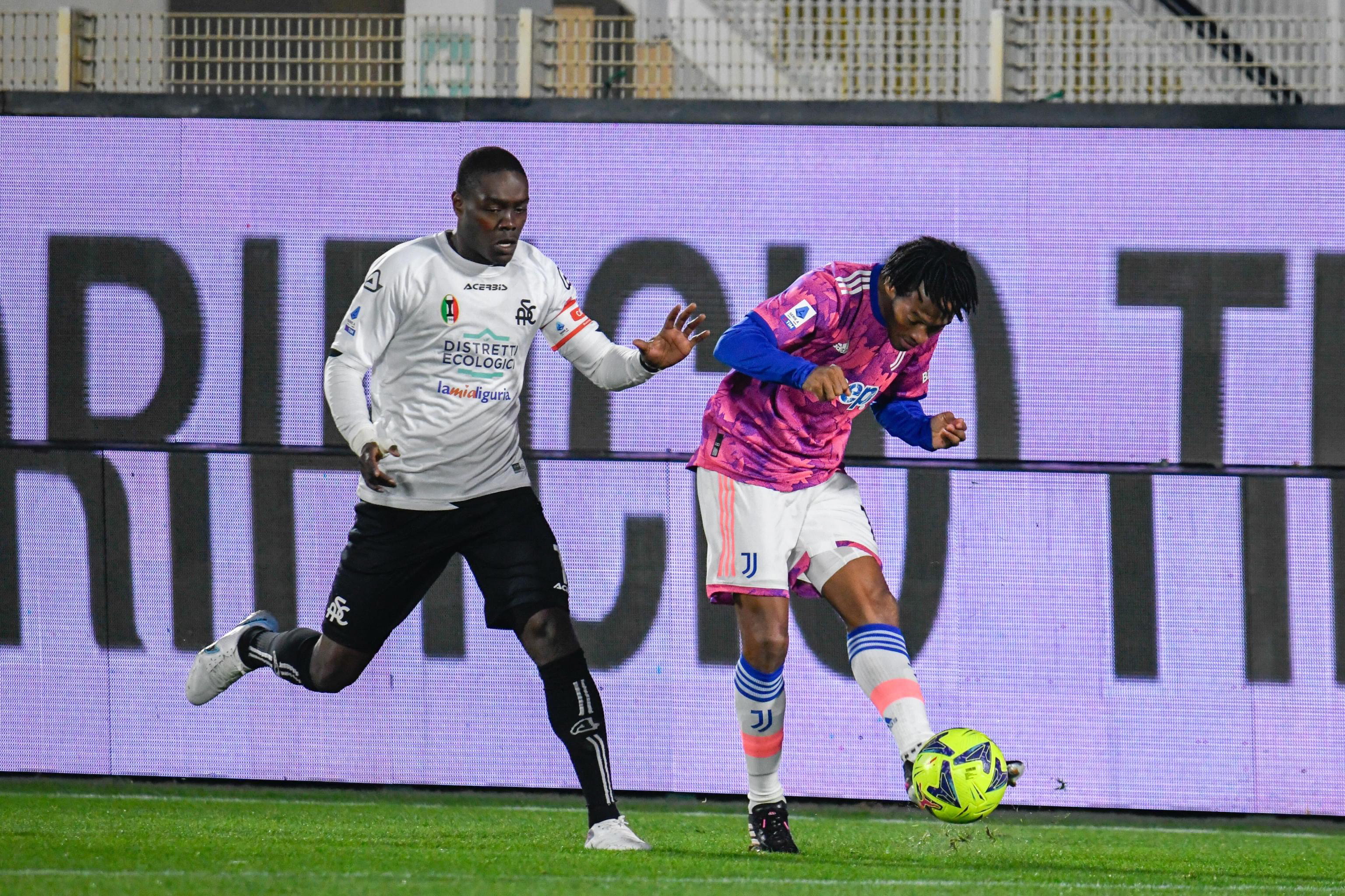 La Spezia (Italy), 19/02/2023.- Juventus's Juan Cuadrado thwarted by Spezia's Emmanuel Gyasi during the Italian Serie A soccer match between Spezia Calcio and Juventus FC, in La Spezia, Italy, 19 February 2023. (Italia) EFE/EPA/FABIO FAGIOLINI