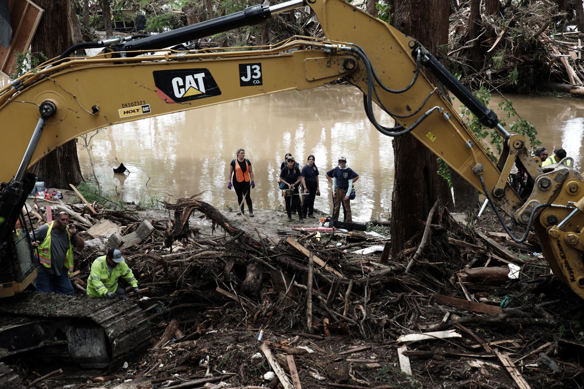 INGRAM (United States), 07/07/2025.- First Responders search a location where a search and rescue K9 gave a positive hit in Ingram, Texas, USA, 07 July 2025. At least 91 people have been killed in floods in central Texas, the White House preess secretary said on 07 July. At least 27 of them died when floodwaters swept through a summer camp and nearby homes on early 04 July. (Inundaciones) EFE/EPA/DUSTIN SAFRANEK