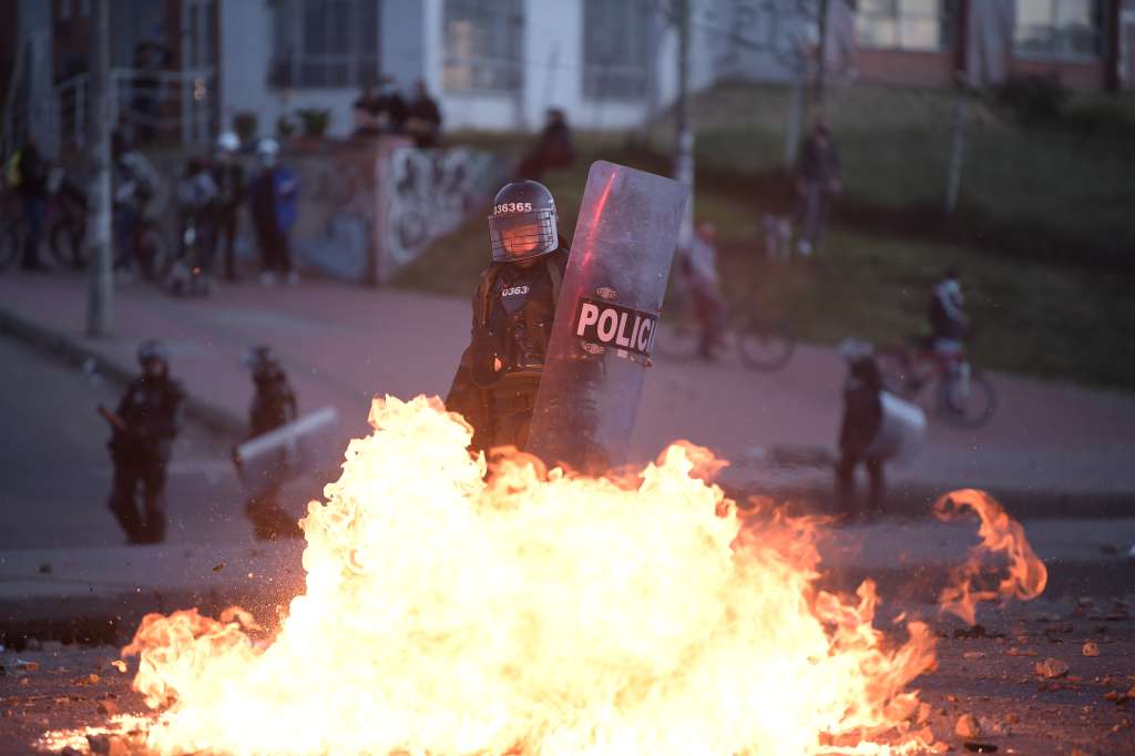 Con disturbios y enfrentamientos contra el Esmad, terminó la movilización que iba desde la glorieta del Tintal hasta el Portal Américas, ahora denominado Portal de la Resistencia.