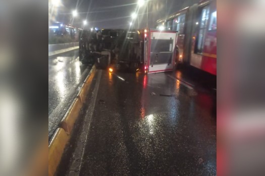 Pasadas las 7:00 p.m. del viernes 8 de noviembre de 2024, se reportó un vehículo volcado en la carrera 34B con calle 38A sur.